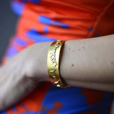 Bracelet manchette fine écriture arabe